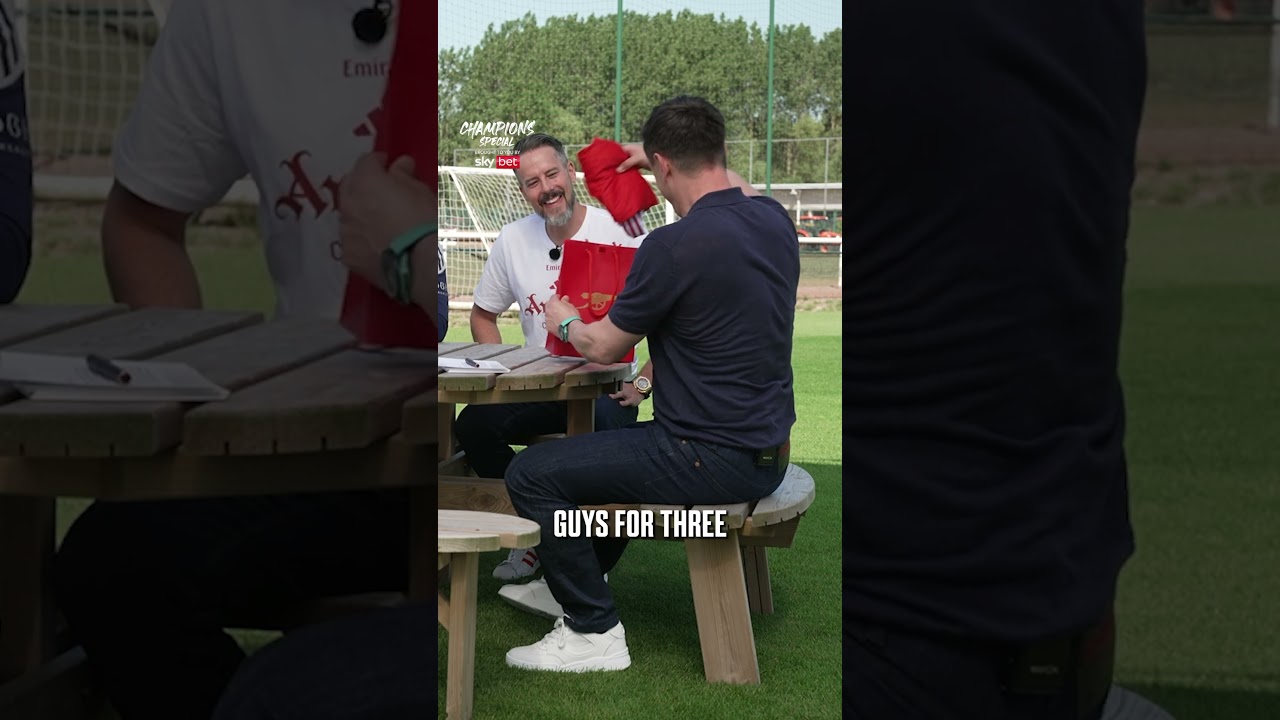 Arsenal’s HILARIOUS gift to Gary Neville! 😂 🎁